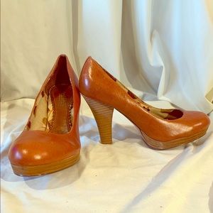 Kenneth Cole Tribeca Brown Leather heel